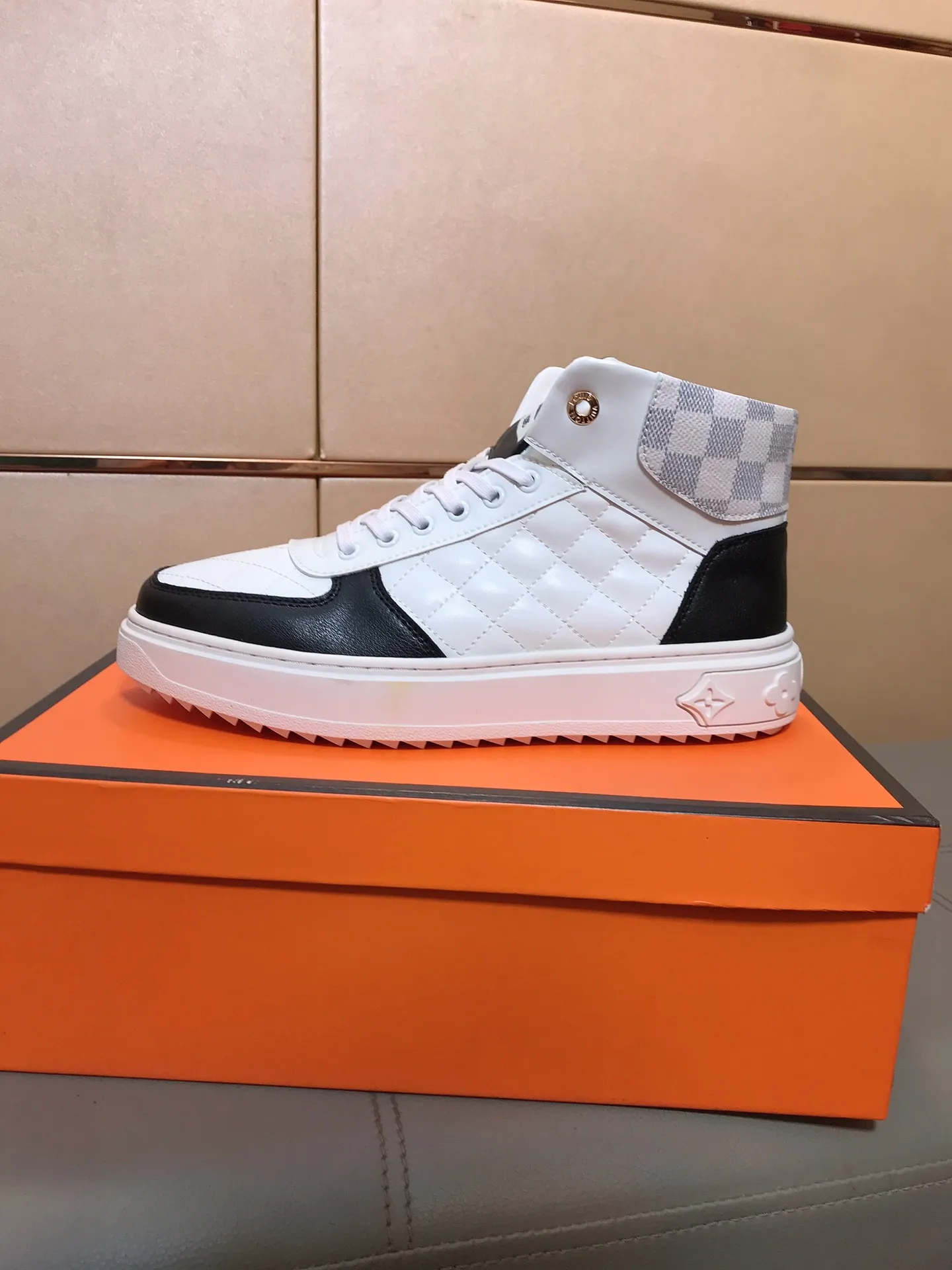 Factory price 400 👟👟🤝 (LV Louis Vuitton) New Korean style high-top casual shoes for men [Proud] hot style, imported cowhide with original printing, genuine leather lining, wear-resistant and non-slip rubber outsole. If you are still worried about wearing matching shoes, then these shoes are your best choice! Code number: 38-44
